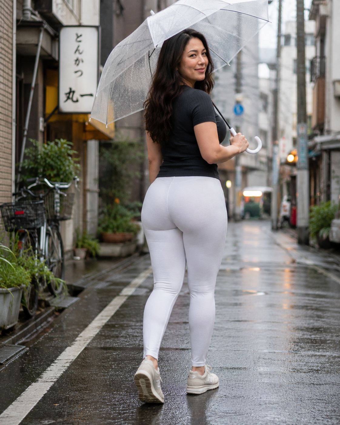 ガルシア美玲が雨の東京路地で透明傘を持ち白レギンス姿で振り返る街撮り風カット