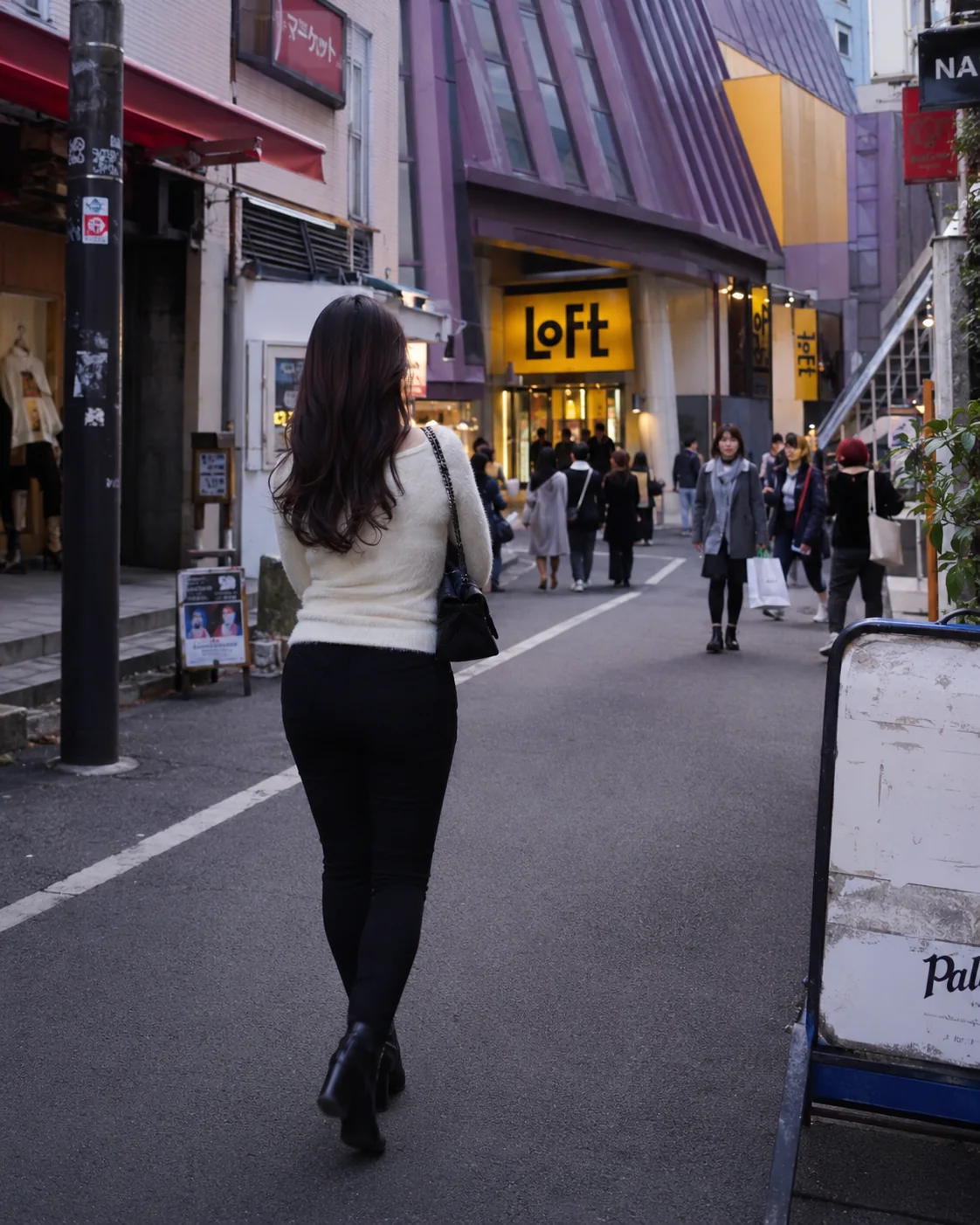 渋谷LOFT付近の通りを歩く架空の日本人女性