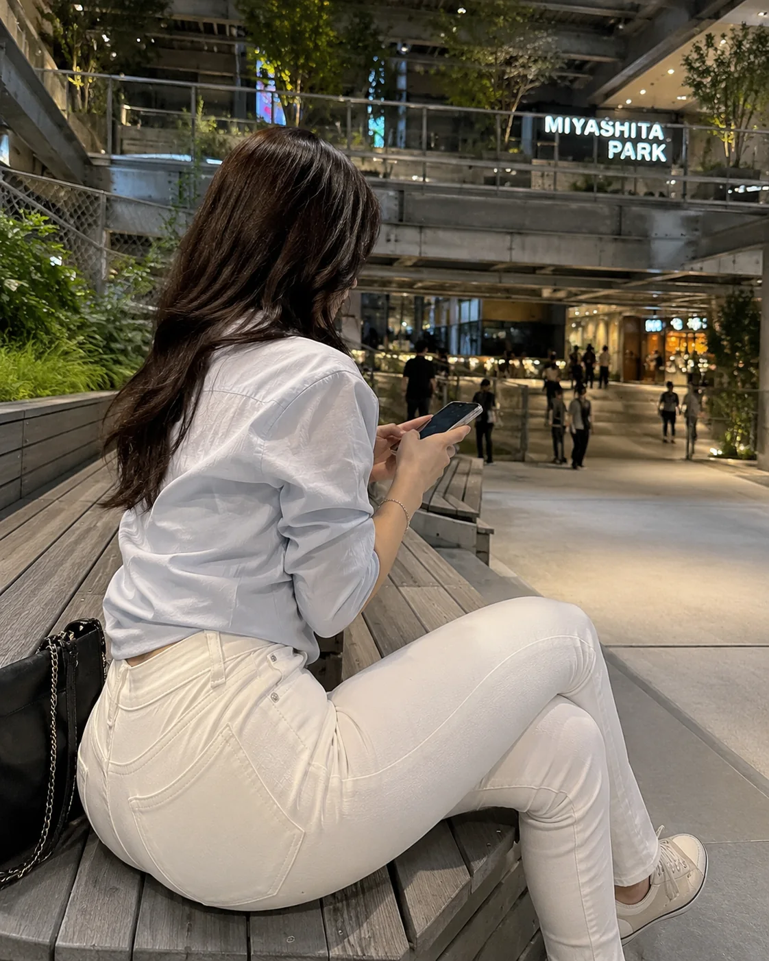 MIYASHITA PARKで夕暮れの街を眺める架空の日本人女性