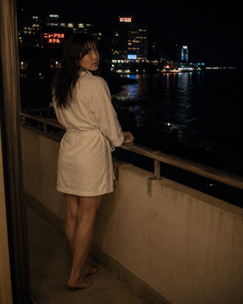 1987年伊豆の海辺の宿の夜のバルコニーを再構成したOCS Archive CUT027。背景の建物・看板は特定実景の史料ではない