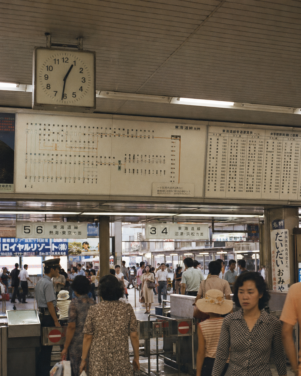 1978年の熱海駅に立つ高瀬玲子 — LOST JAPAN